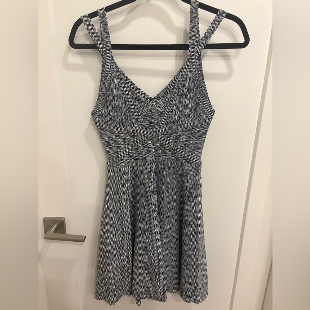 GUESS BLACK AND WHITE DRESS - Picture 5 of 6